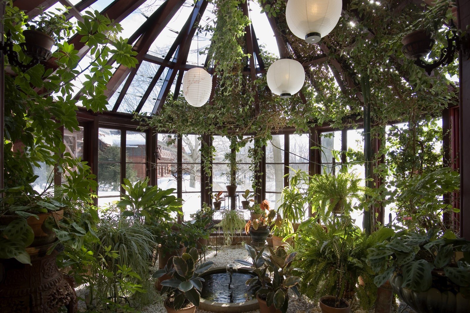 Зимний сад с маленьким фонтаном