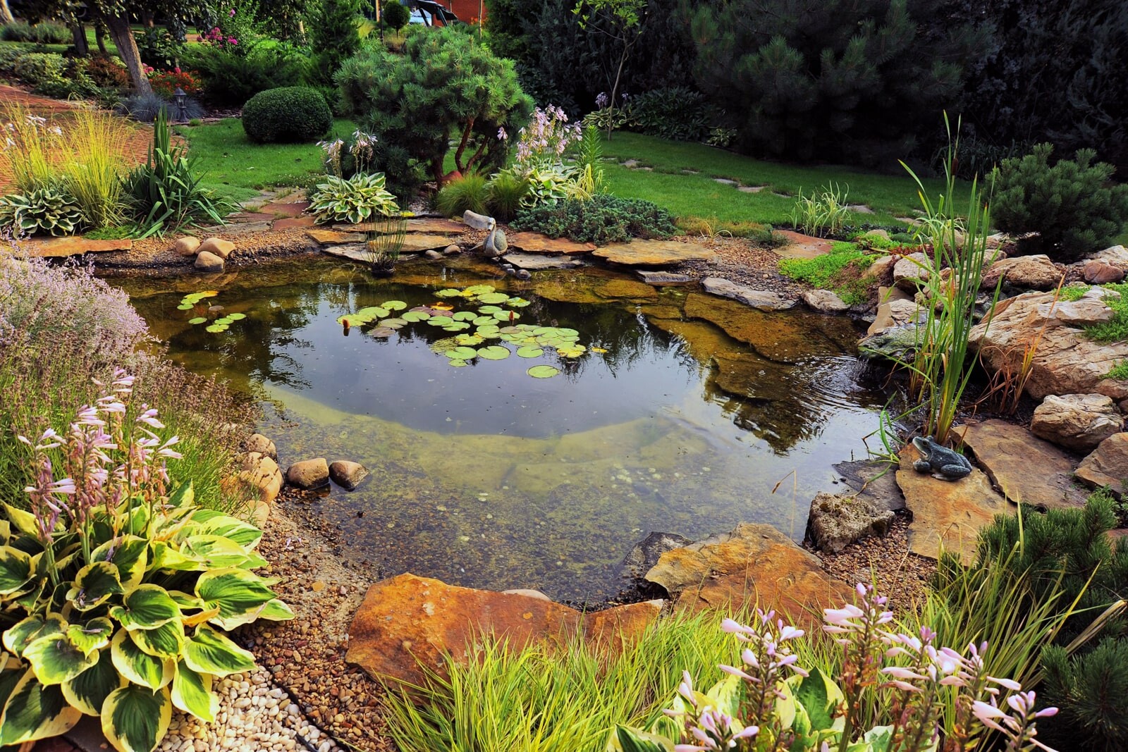 Альпийская горка с декоративным прудом