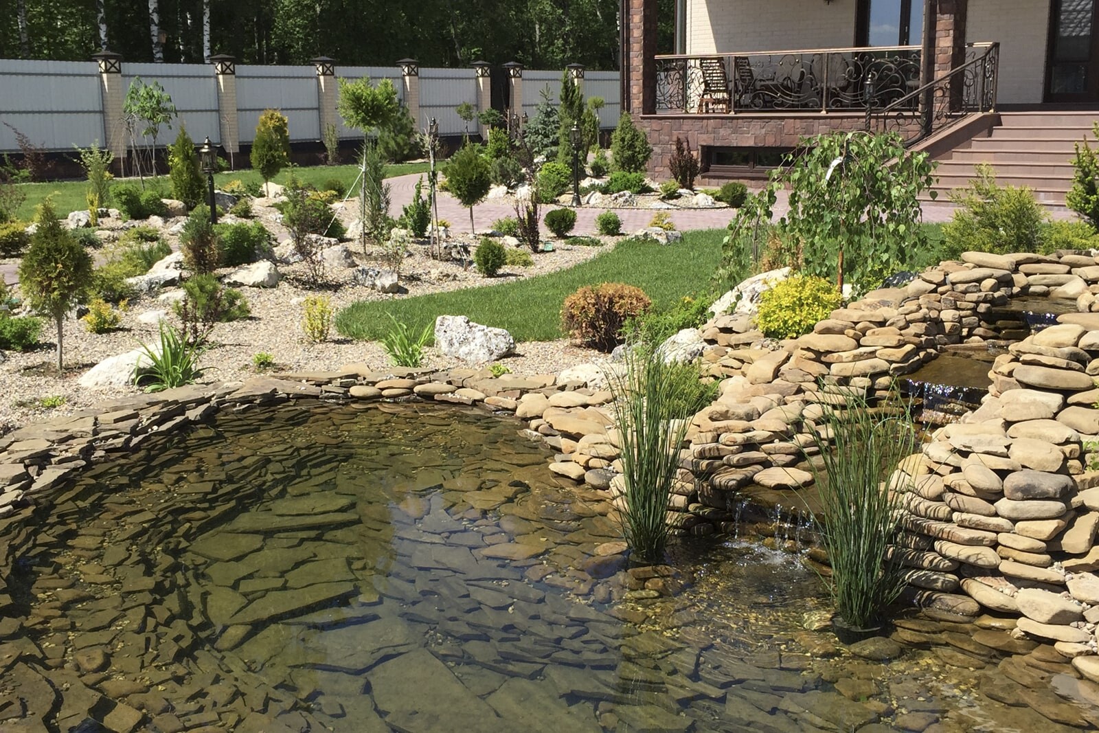 Альпинарий с небольшим каскадным водопадом