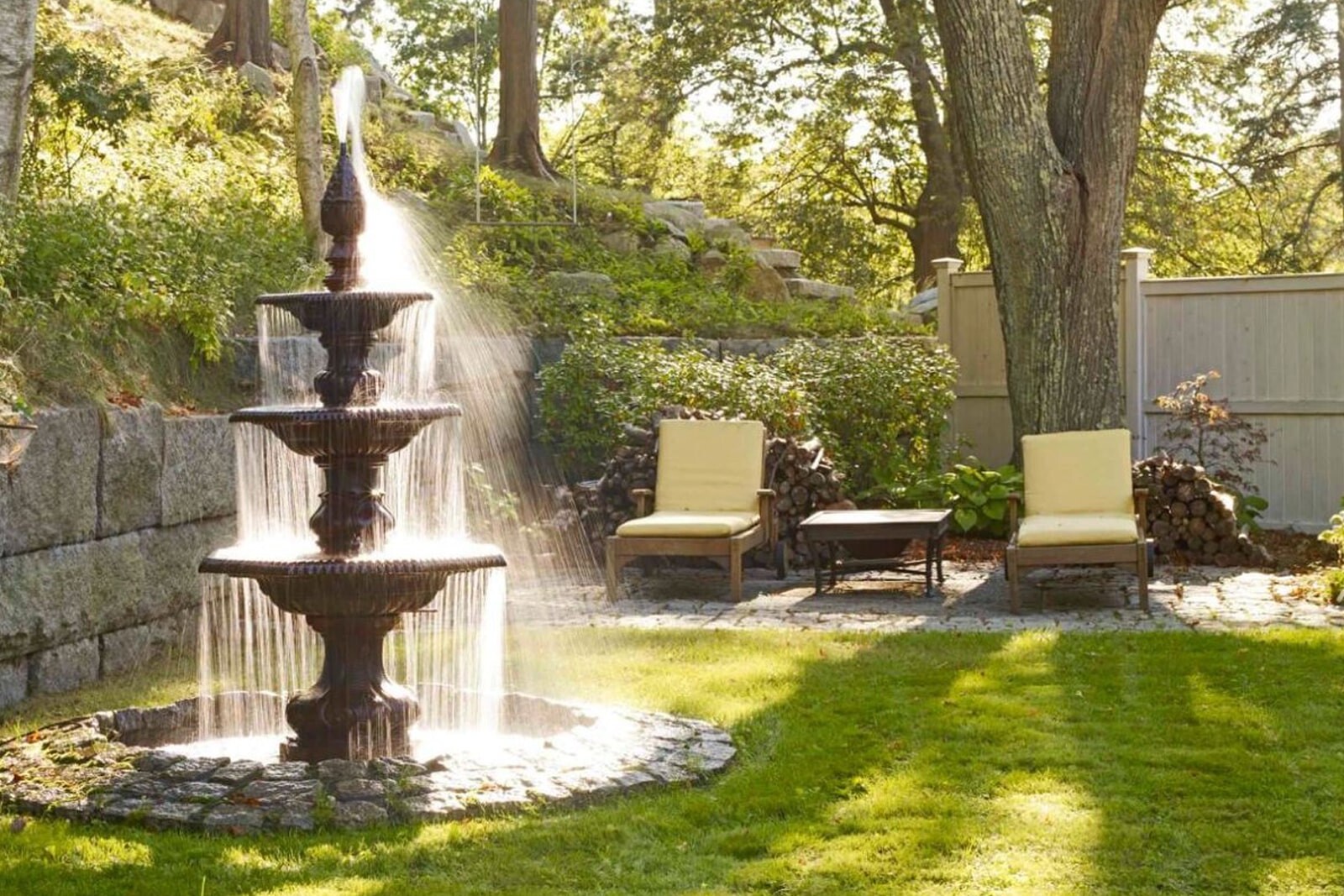 Фонтан на лужайке у дома