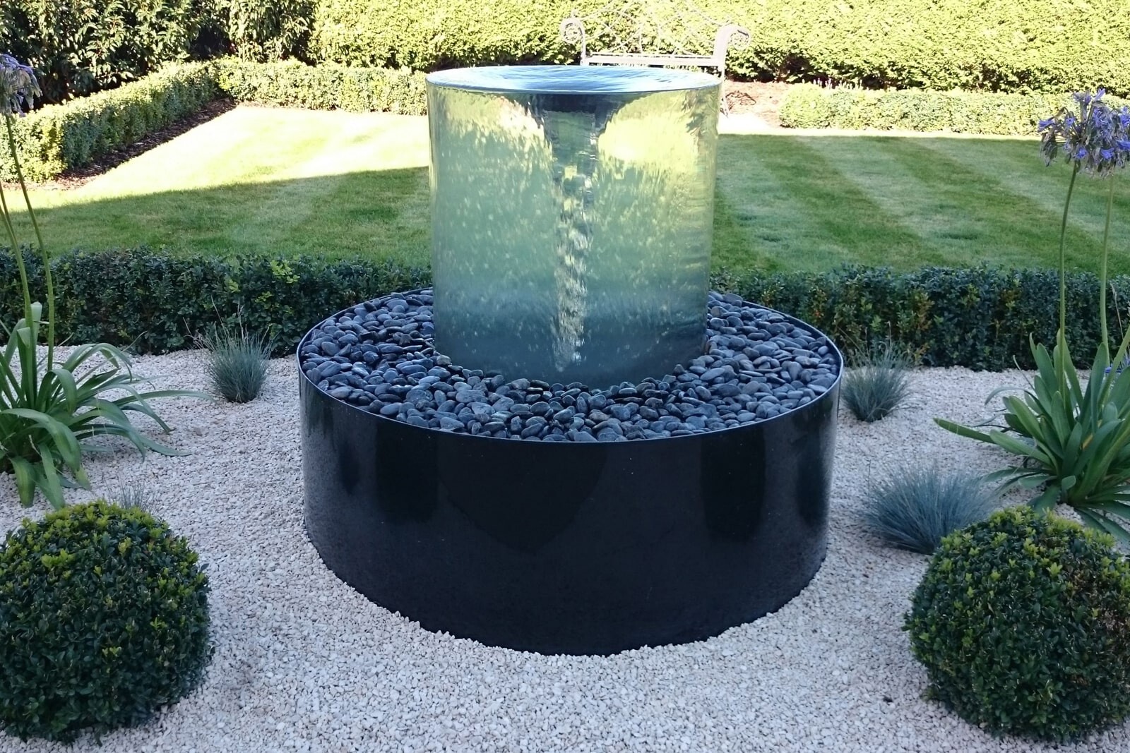 Декоративный фонтан у дома