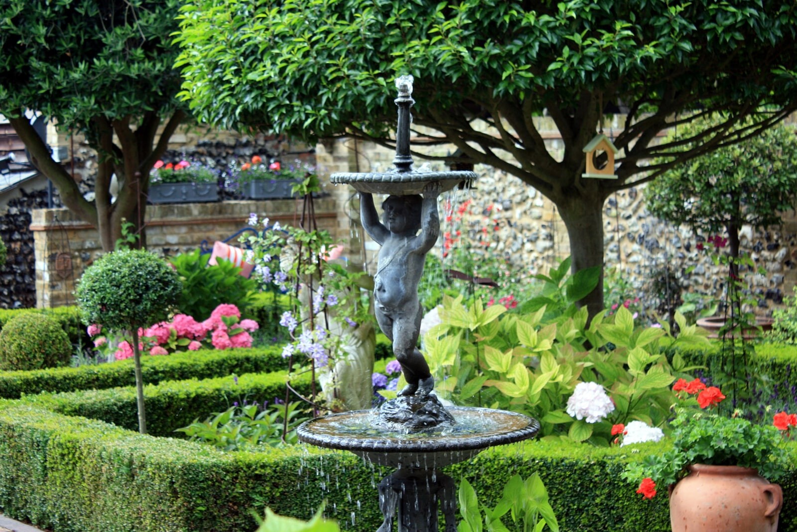 Сад с фонтаном в итальянском стиле