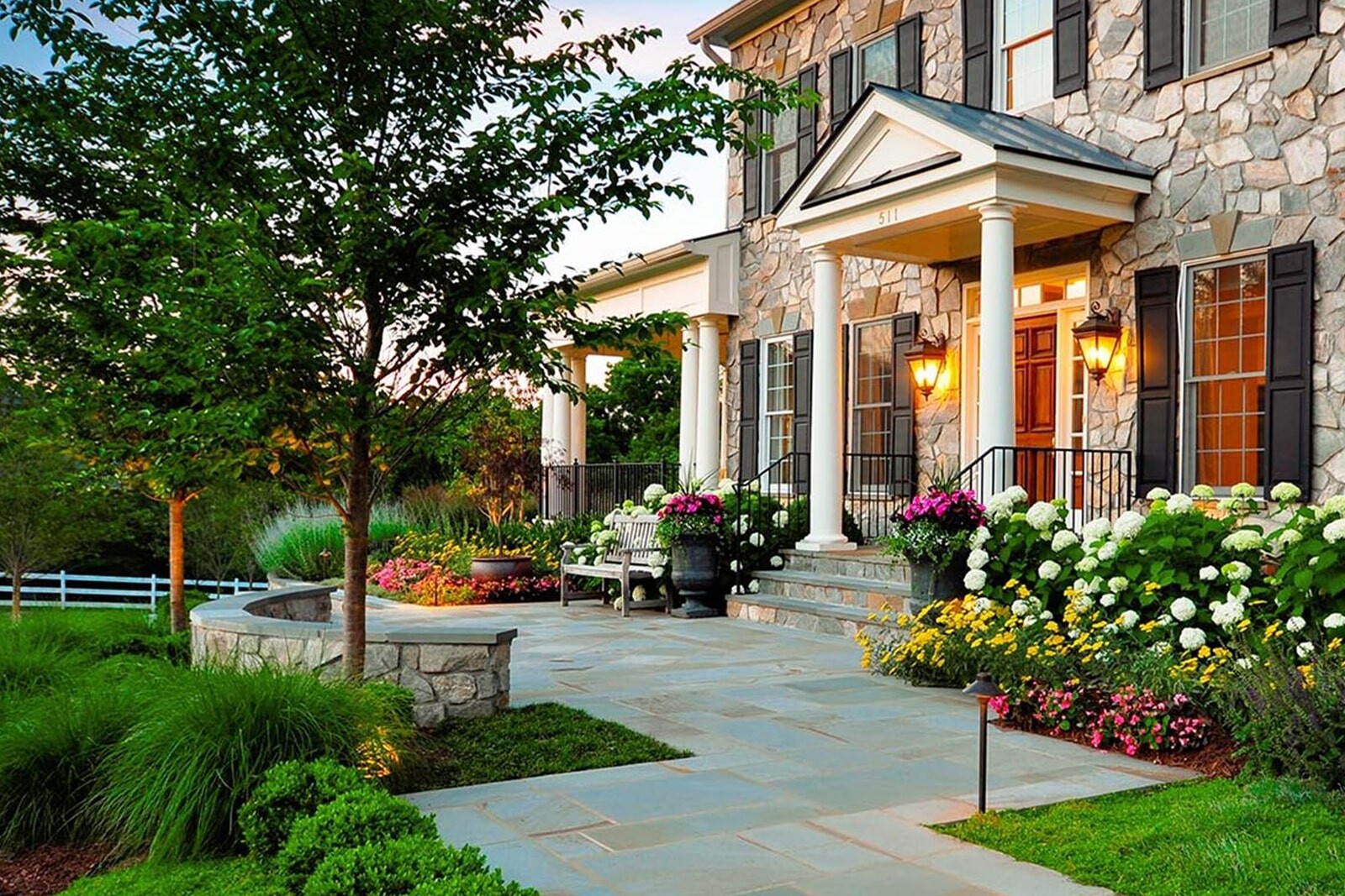 Сад перед загородным домом