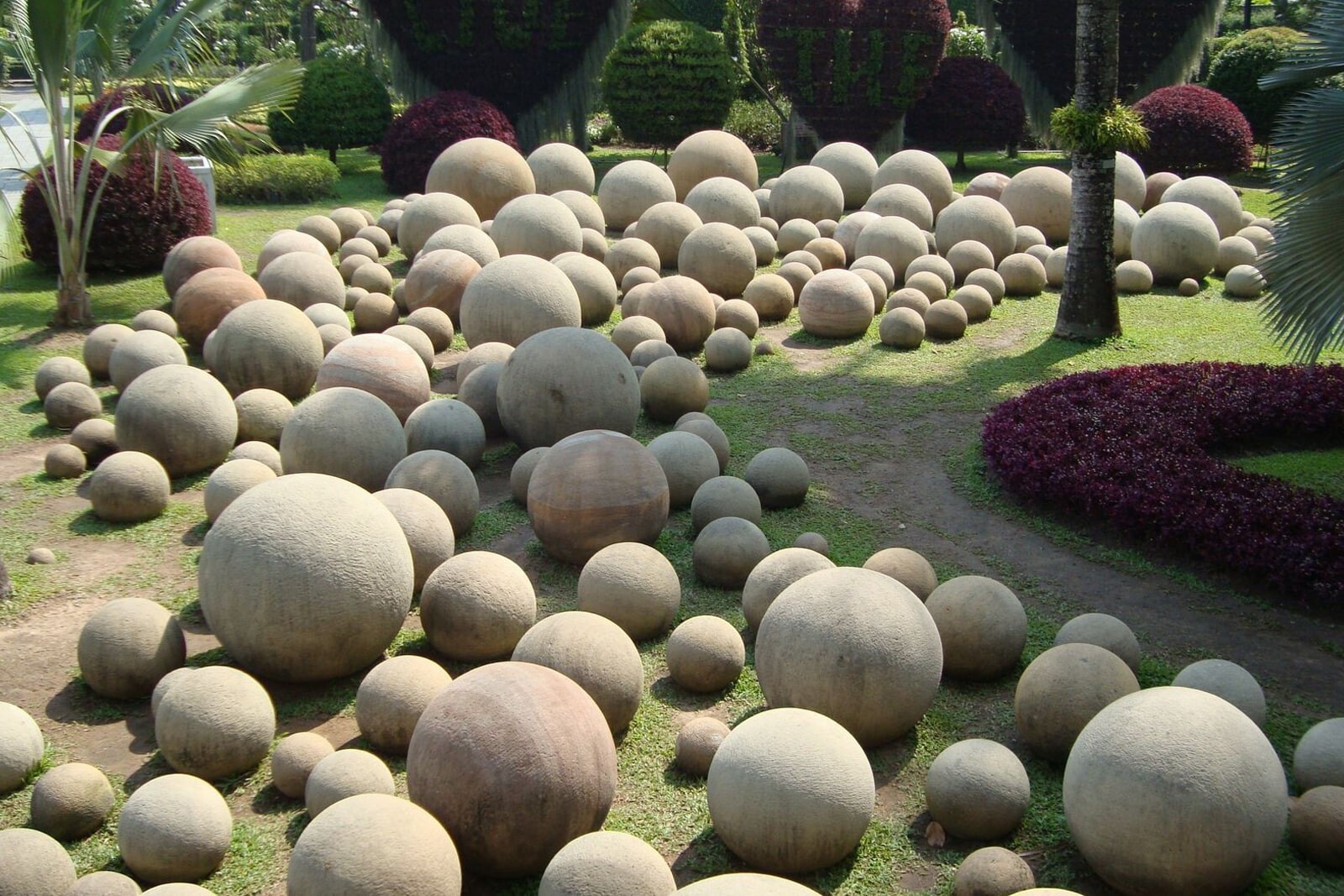 Композиция из декоративного камня в саду