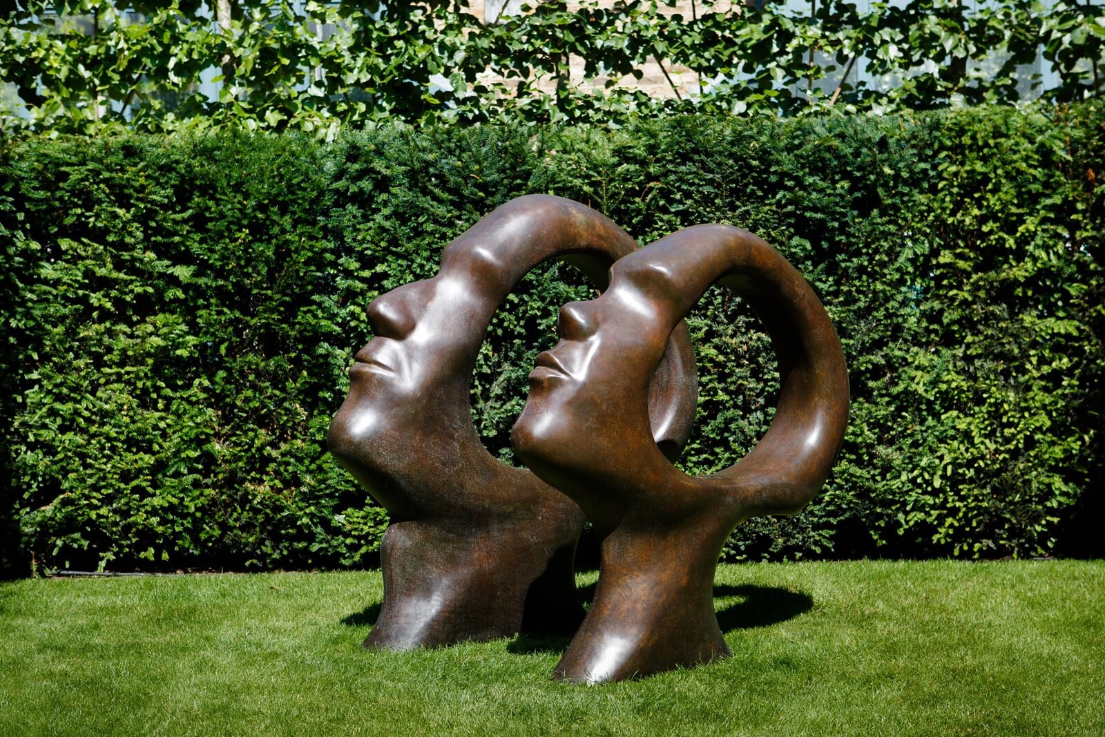 Скульптура для сада в стиле модерн