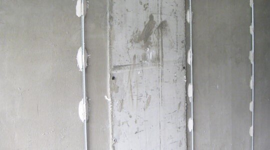 Выравнивание стен по маякам в Алматы