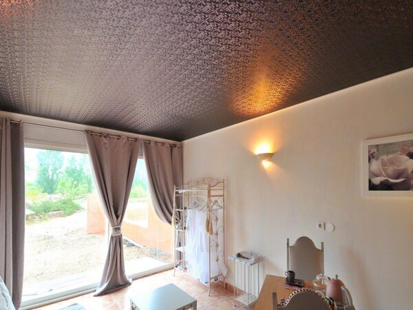 Тканевый натяжной фактурный потолок