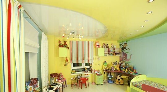 Глянцевый потолок в детской