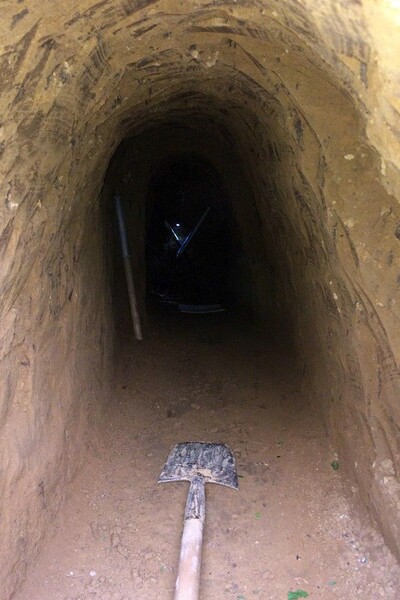 Тайный подкоп из дома