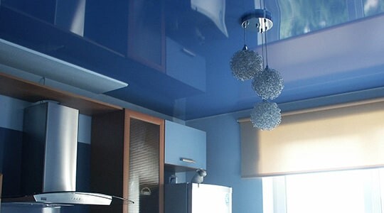 Синий глянцевый потолок