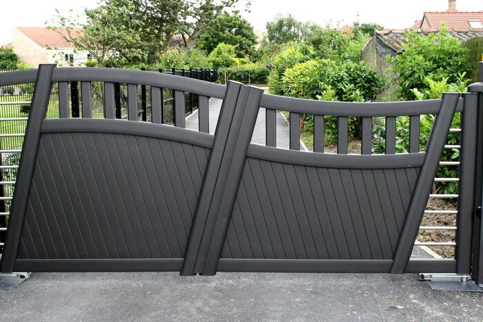 Современные ворота на въезде на территорию