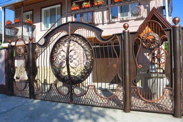  Кованые ворота в загородном доме
