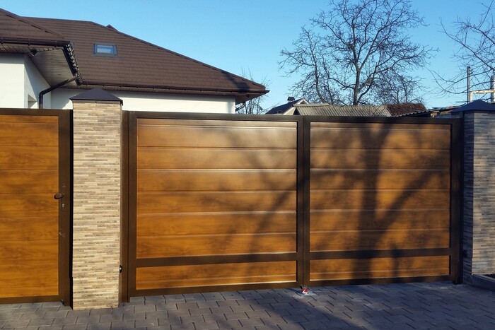 Распашные ворота на даче