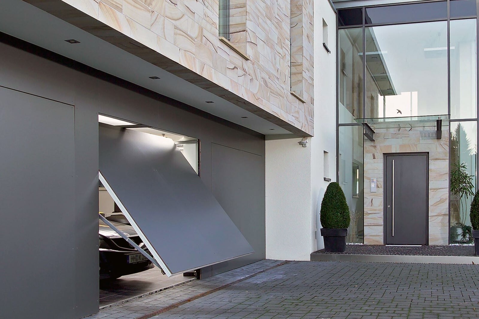 Подъемно-поворотные ворота в гараж