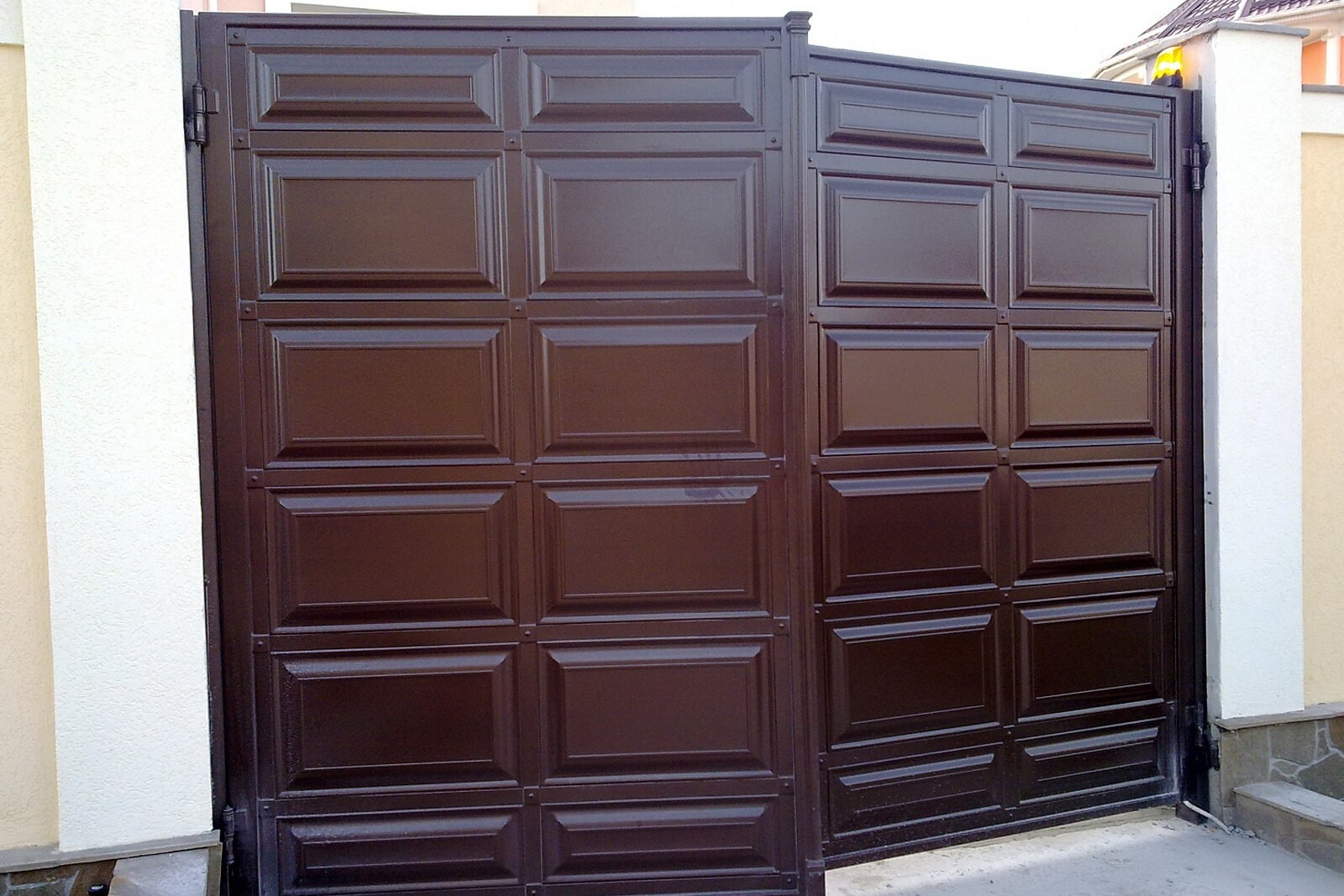 Распашные ворота из сендвич-панелей