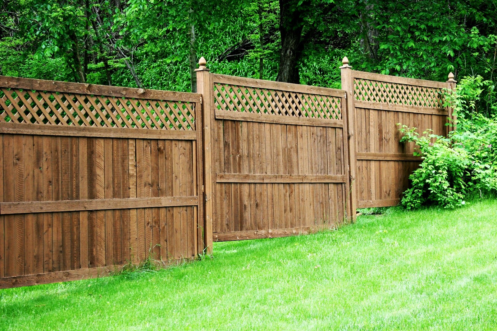 Модульный деревянный забор с уклоном