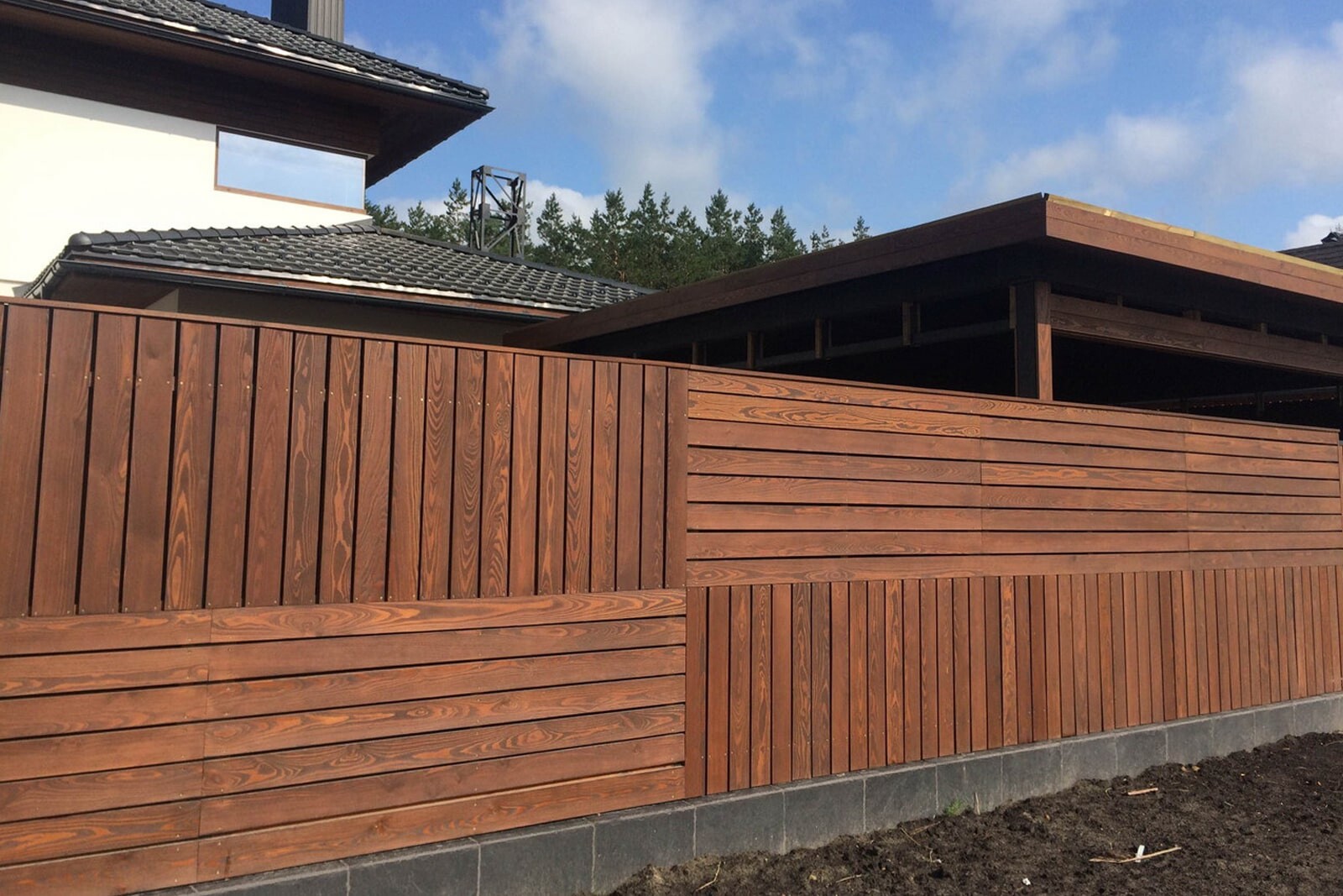 Красивый деревянный забор сплошной