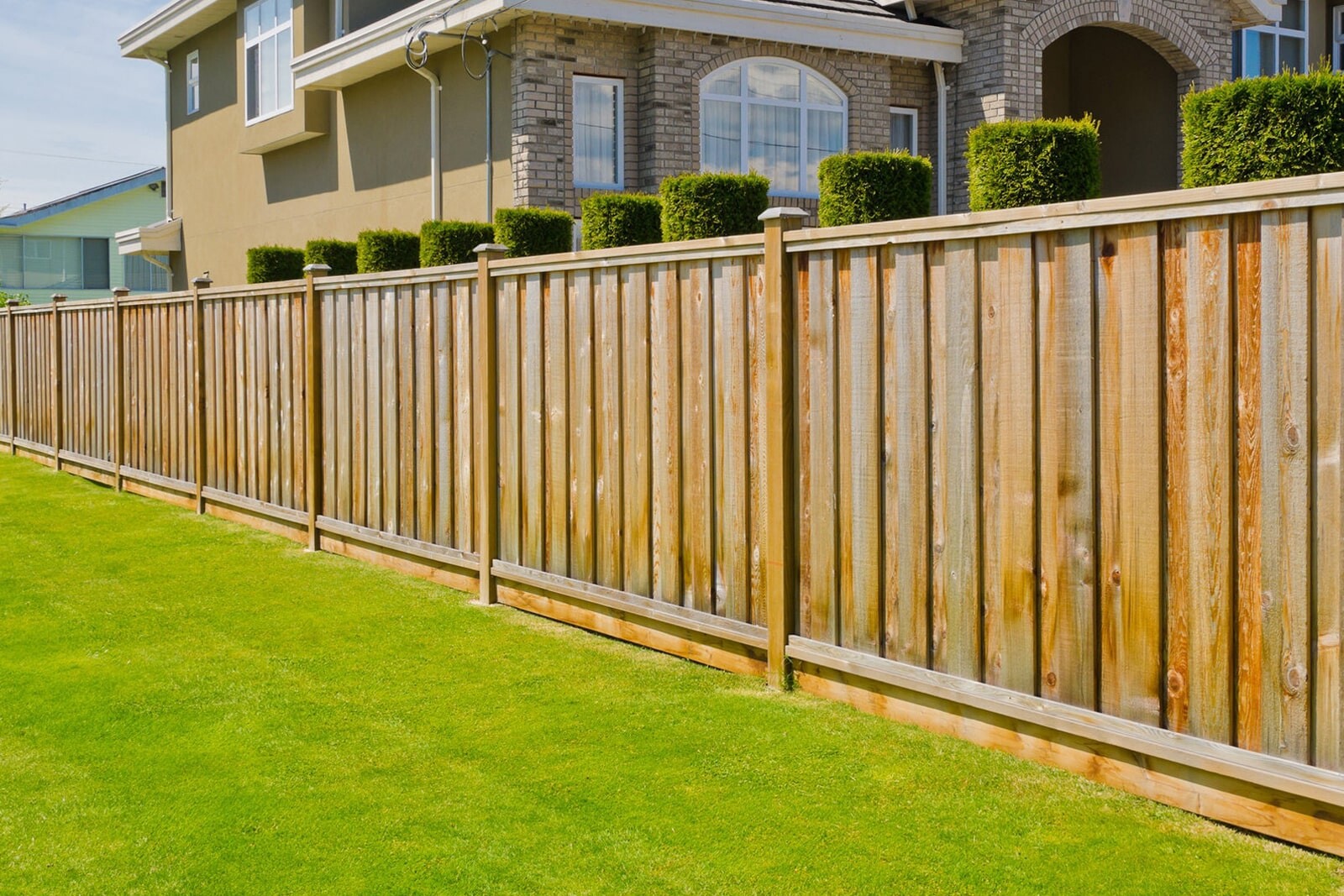 Деревянный забор сплошной в коттедже