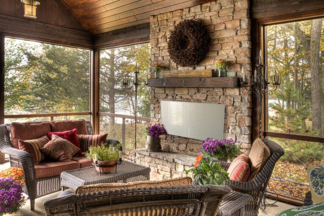 Застекленная веранда с камином на даче