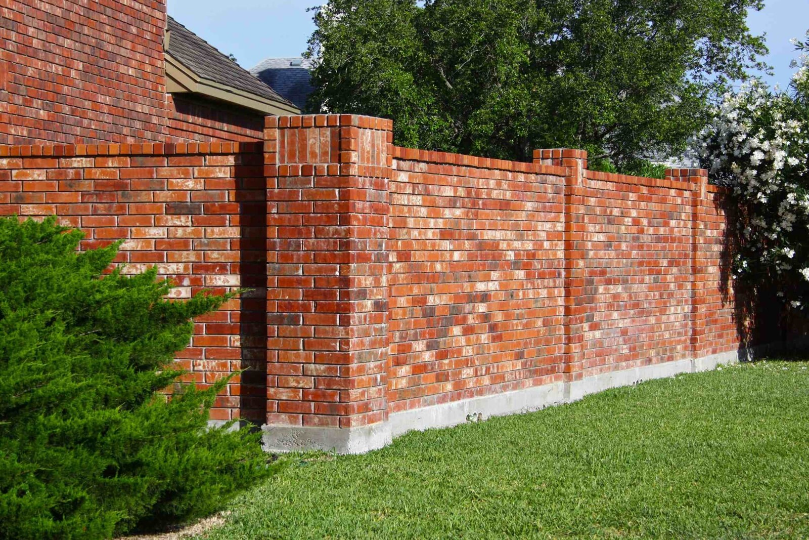 Винтажный кирпичный забор под старину