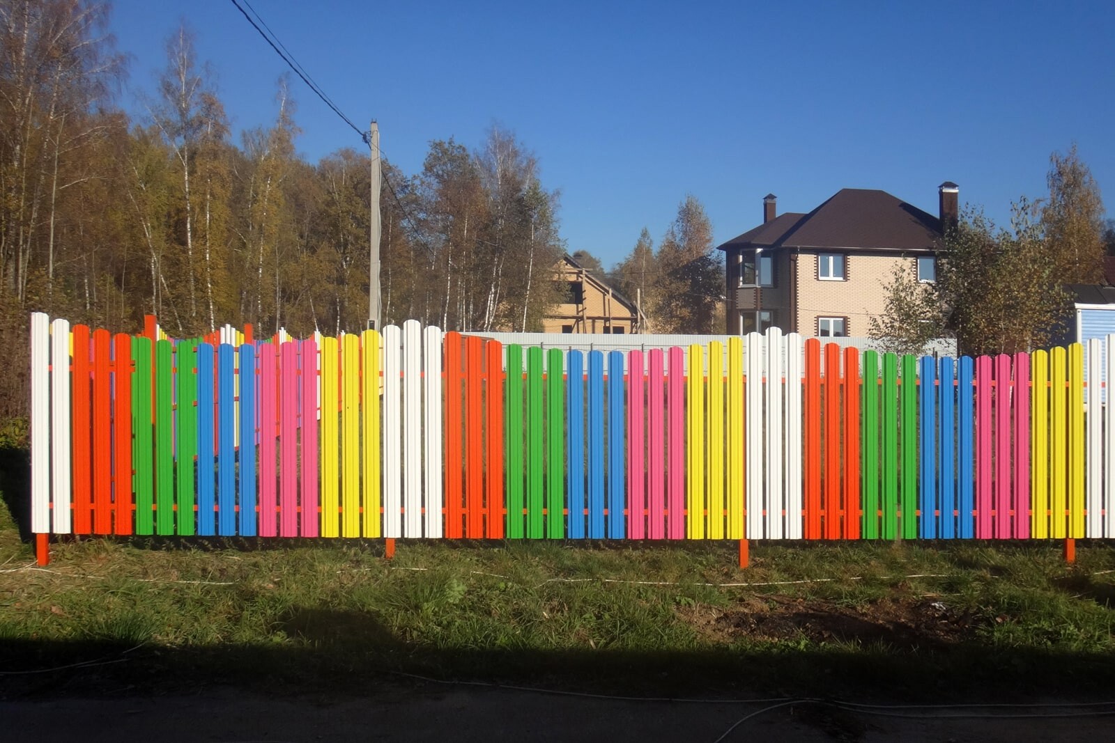 Покраска забора из металлического Евро штакетника