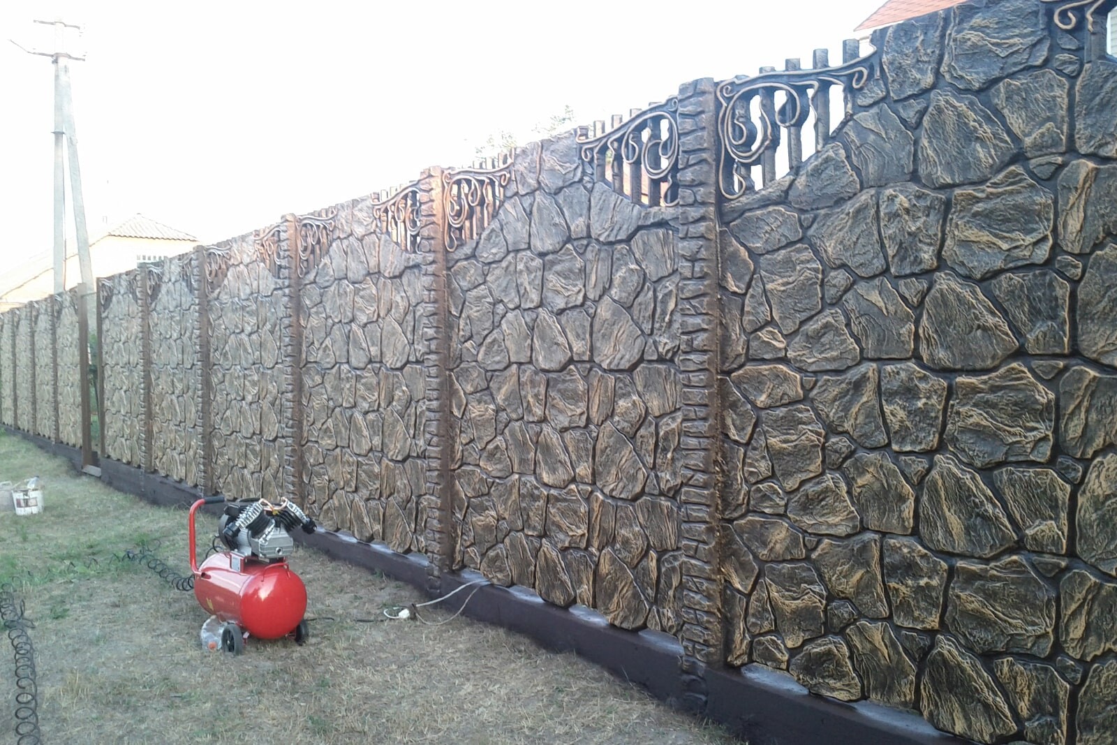 Декоративное окрашивание бетонного забора с коваными элементами