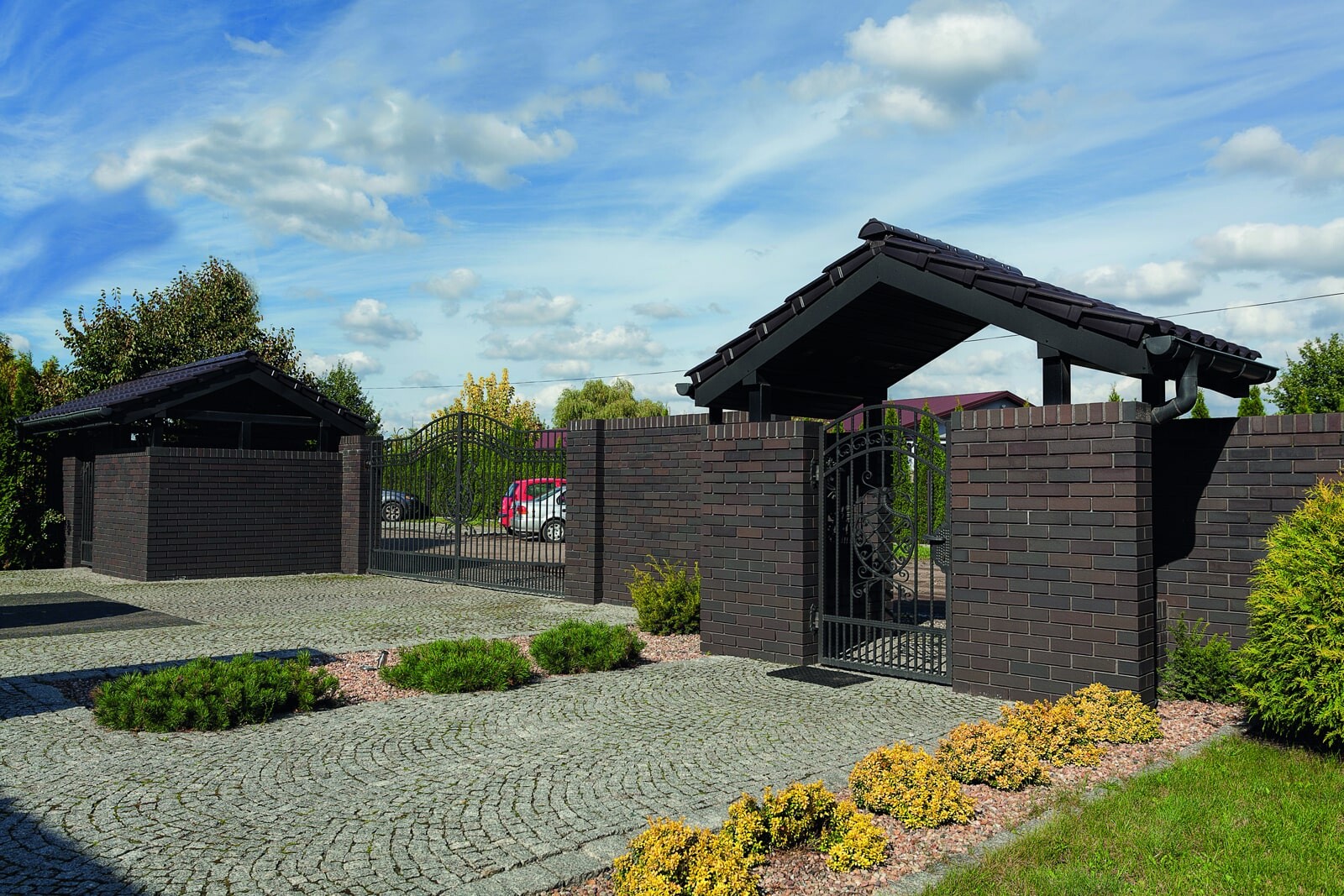 Высокий забор из темного декоративного кирпича