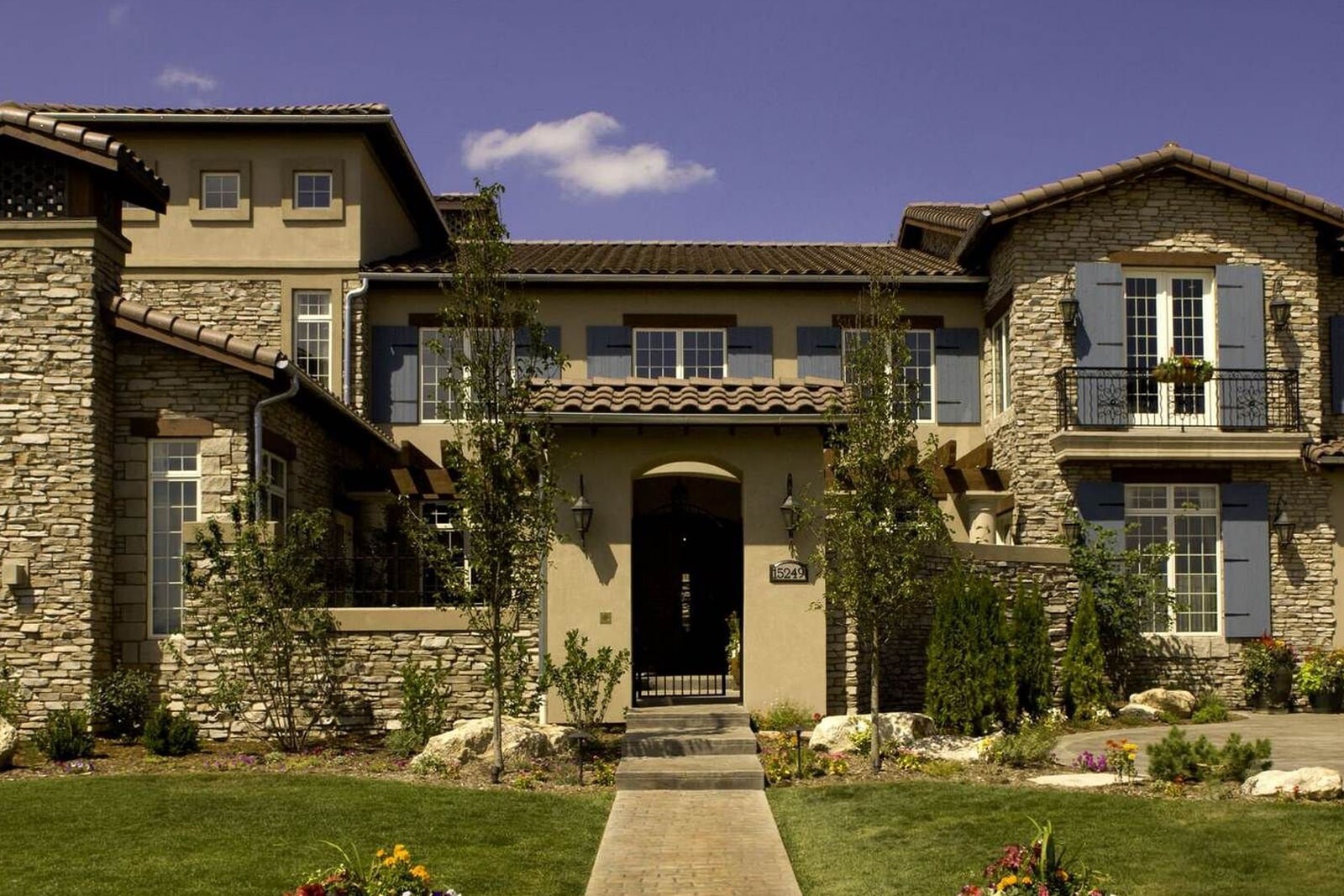 Загородный дом облицованный искусственным камнем