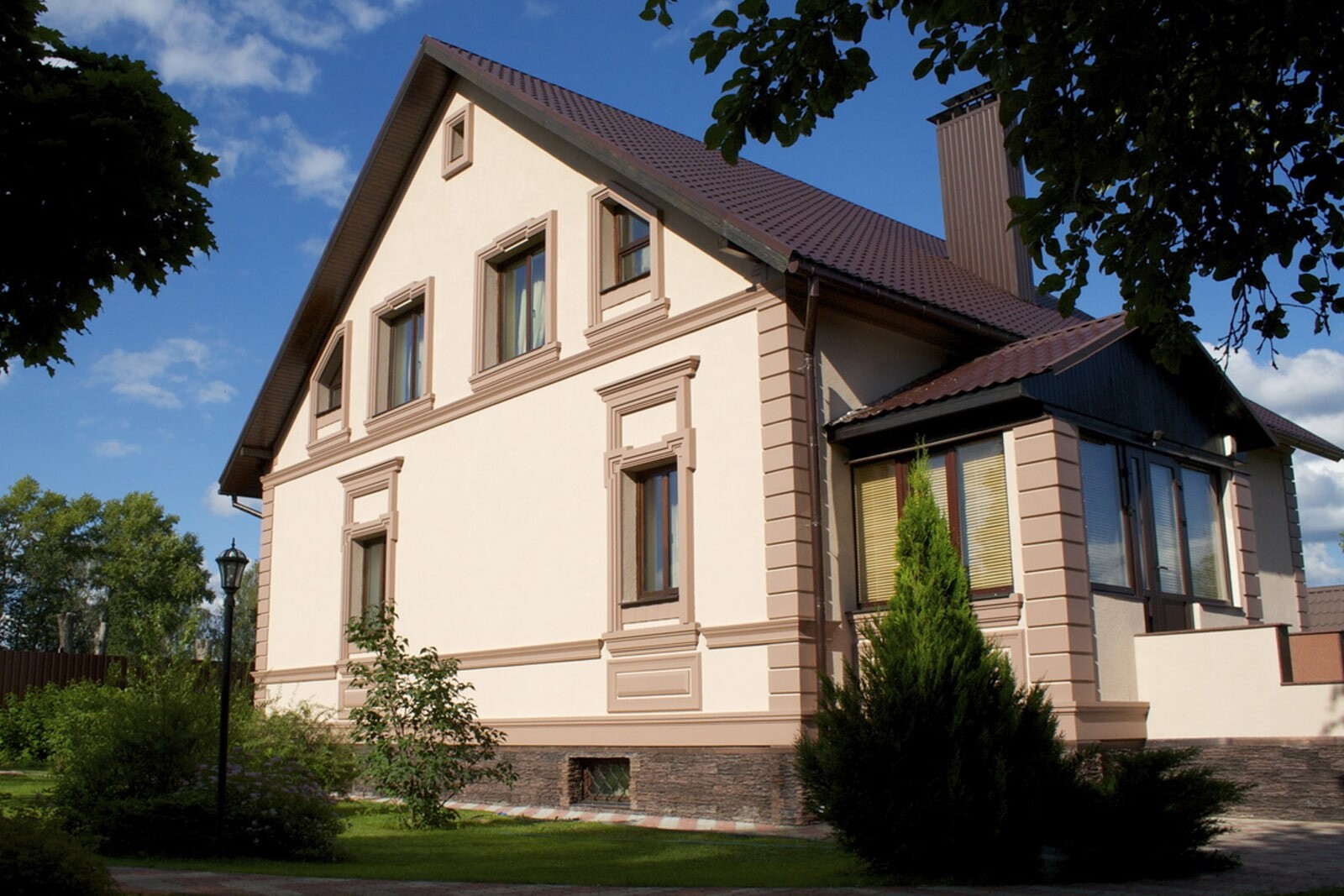 Внешний вид утепленного фасада загородного дома