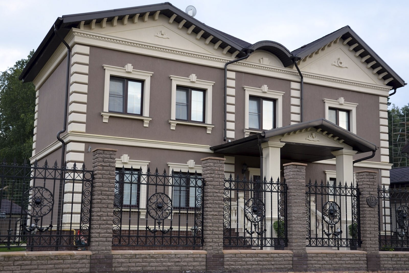 Покраска фасада в классическом стиле