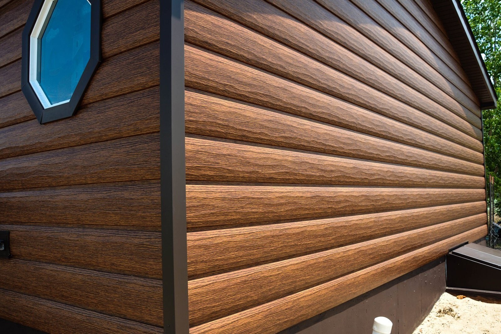 Отделка дома металлосайдингом «под дерево» 