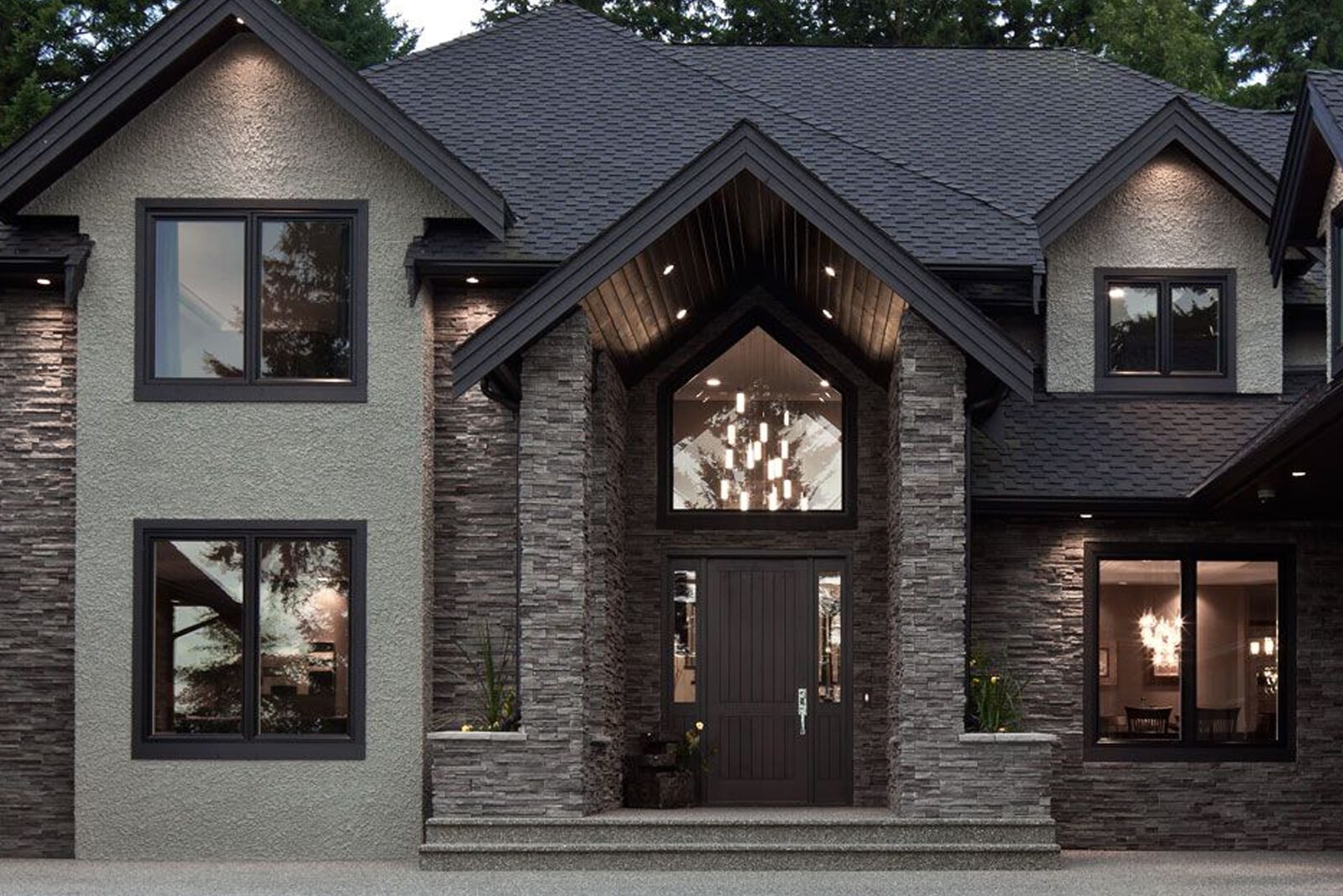 Комбинированная отделка дома камнем и декоративной штукатуркой