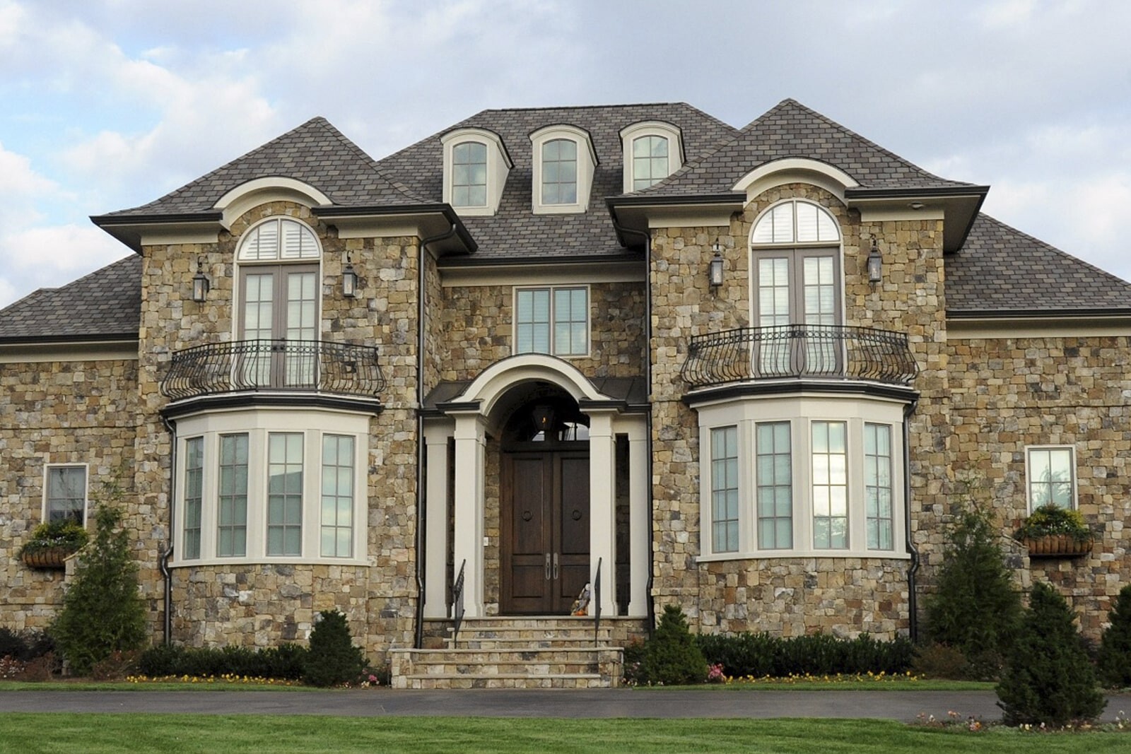 Коттедж из натурального камня